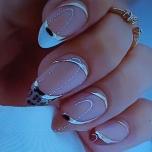 NWT Do it yourself Nails, 24 pcs black/white french manicure w gold strips